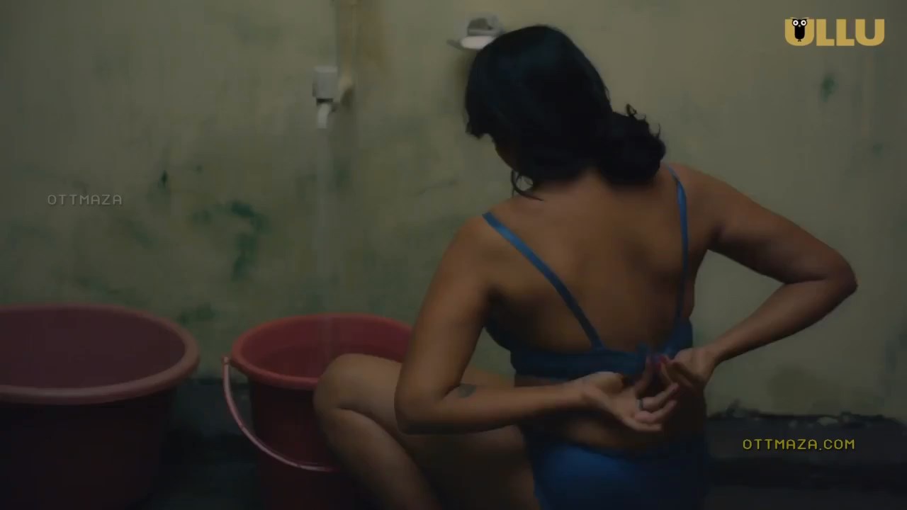 Hintli Ev Hanımı Banyo Temizliğinde Sansürsüz izle